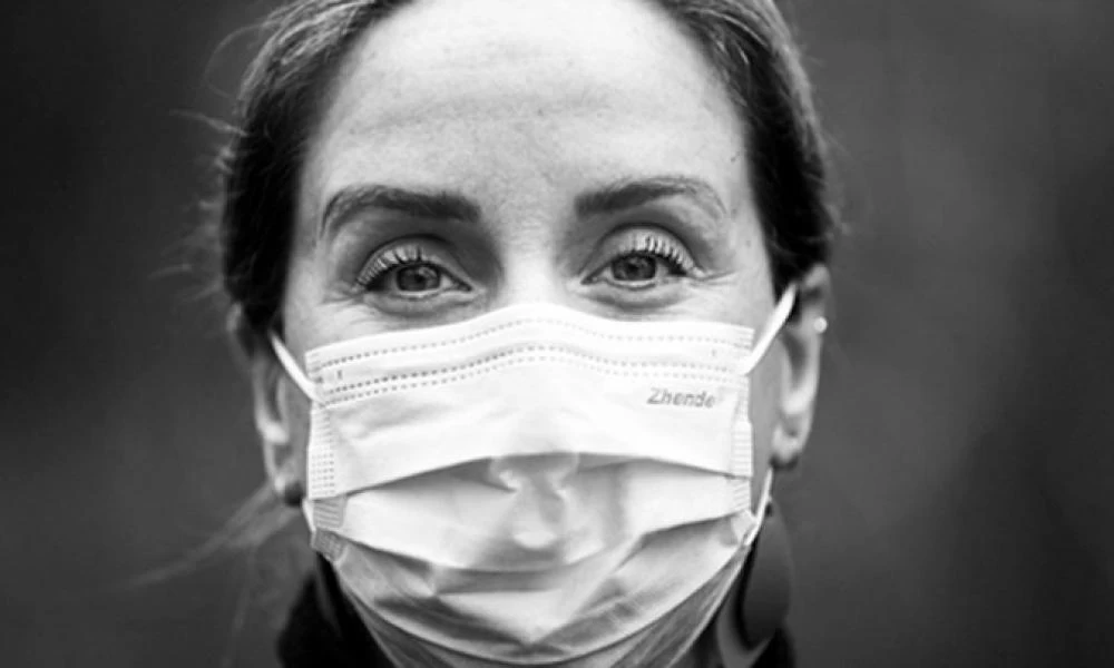 Κορονοϊός - Η συγκλονιστική περιγραφή νοσοκόμας: Ένιωθα ότι σπάνε τα κόκαλά μου